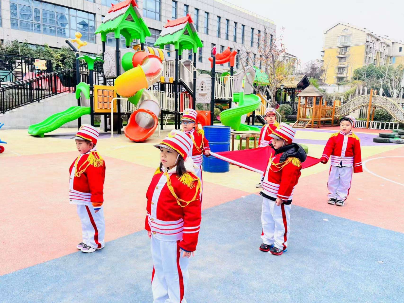20241209【生活燕幼&middot;园区动态】新城分园——大一班升旗仪式_html_33b47e9.jpg
