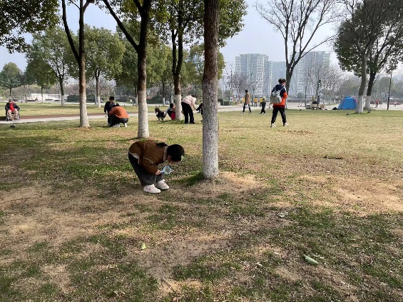 2024.03.16【生活燕幼·年级组动态】新城分园：“走进自然，拥抱春天”——小班组社区活动_html_2c43d0fc.jpg