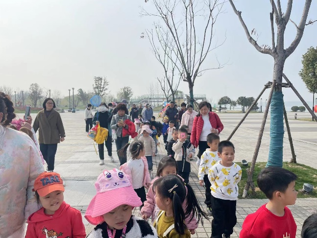 2024.03.16【生活燕幼·年级组动态】新城分园：“走进自然，拥抱春天”——小班组社区活动_html_m32173339.jpg