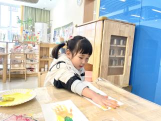 20240308 【生活燕幼·园区动态】人间最美三月天 家园共育绽芳华——三八节亲子手工暨家长学校活动_html_m5878f3a4.jpg