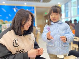 20240308 【生活燕幼·园区动态】人间最美三月天 家园共育绽芳华——三八节亲子手工暨家长学校活动_html_1a8f589a.jpg