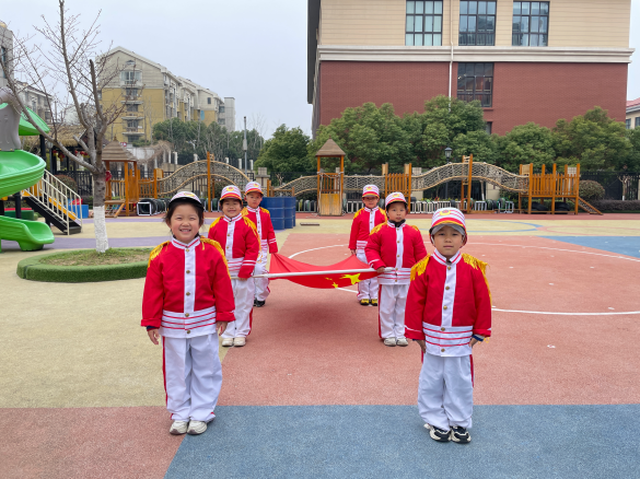 20250310【生活燕幼&middot;园区动态】新城分园：小小升旗手，快乐伴我行——中二班升旗仪式_html_2664e75.png