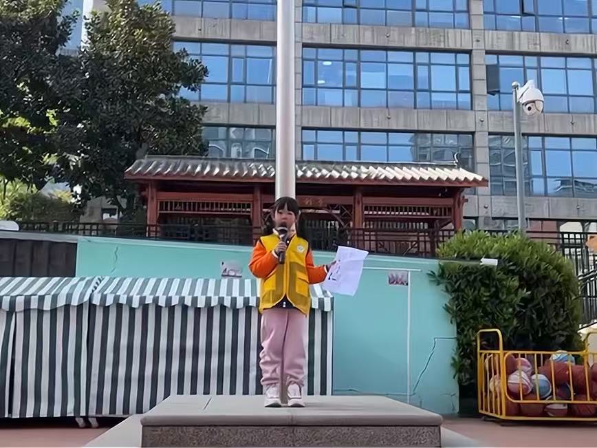 20250331【生活燕幼·园区动态】新城分园——大一班升旗仪式_html_32e7fa53.jpg