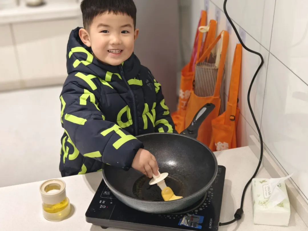 20250304【生活燕幼·园区动态】燕鸣苑分园：“蛰逢春动，饼香悦节”——舌尖上的节气之惊蛰_html_m9fcf7bb.jpg