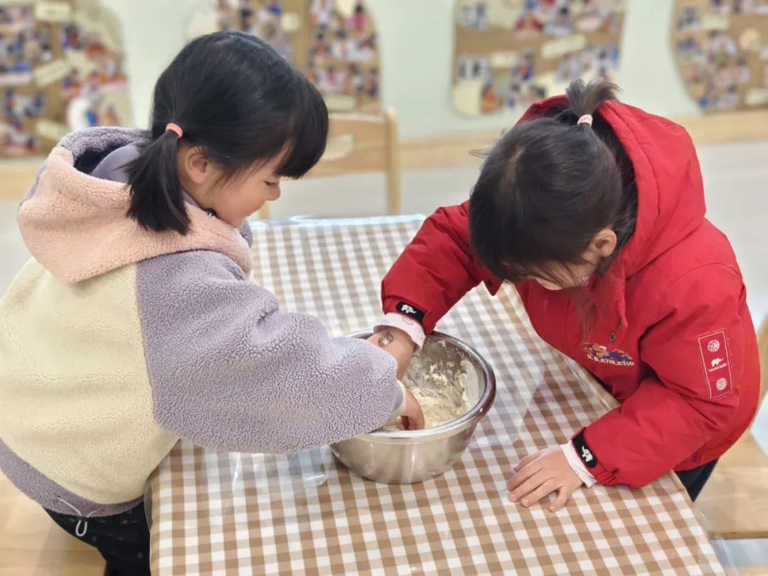 20250304【生活燕幼·园区动态】燕鸣苑分园：“蛰逢春动，饼香悦节”——舌尖上的节气之惊蛰_html_53f1cdef.jpg