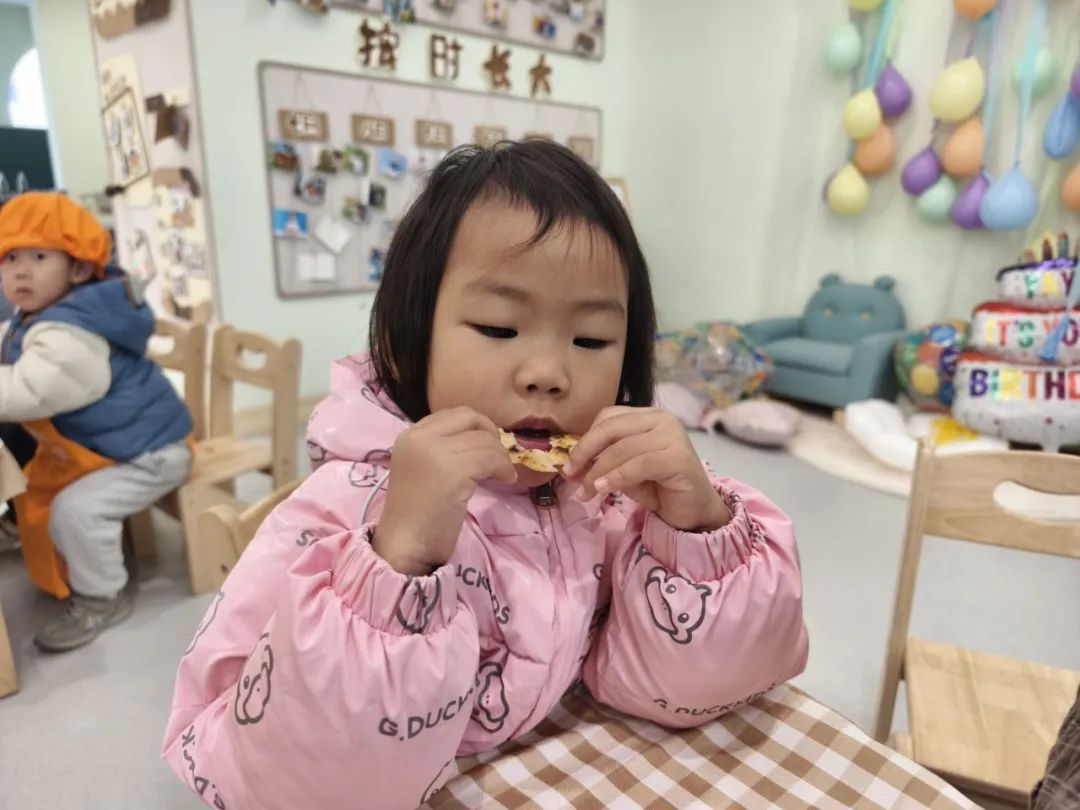 20250304【生活燕幼·园区动态】燕鸣苑分园：“蛰逢春动，饼香悦节”——舌尖上的节气之惊蛰_html_m2fe3e5ca.jpg