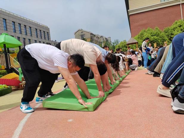 20240429小班亲子运动会_html_4ac8eb89.jpg
