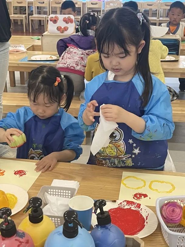 20230420 【生活燕幼·园区动态】燕鸣苑分园：以研促教 与美同行—美工室小组活动_html_m13daed40.jpg