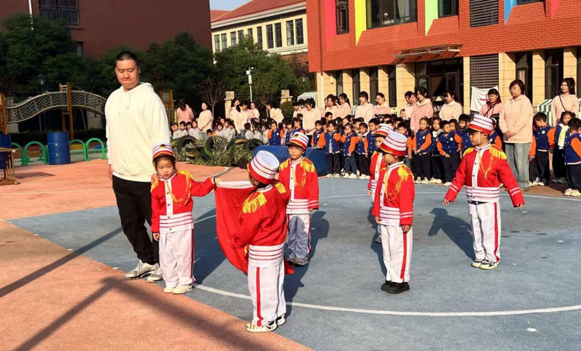 20241111【生活燕幼·园区动态】新城分园——大三班升旗仪式_html_5d091659.jpg