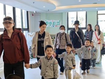 20241030 【生活燕幼·园区动态】燕鸣苑分园：“邂逅秋色，一起‘趣’秋游”——亲子秋游活动_html_m1e4af9eb.jpg