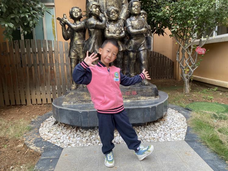 20231009【生活燕幼·园区动态】下庙分园：“小仪式，大情怀”——大五班升旗仪式_html_1542e79b.jpg