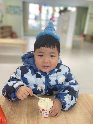 20230303【生活燕幼·园区动态】燕鸣苑分园：烂漫春日 邂逅成长——记三月“小桃子”集体生日会_html_1d7eba6f.jpg
