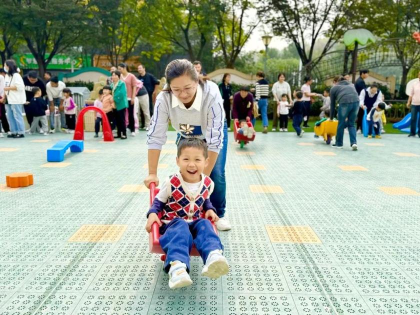 【生活燕幼·年级组动态】下庙分园：“大手牵小手，一起来运动”——中班半日开放暨亲子运动会活动_html_3b46761a.jpg