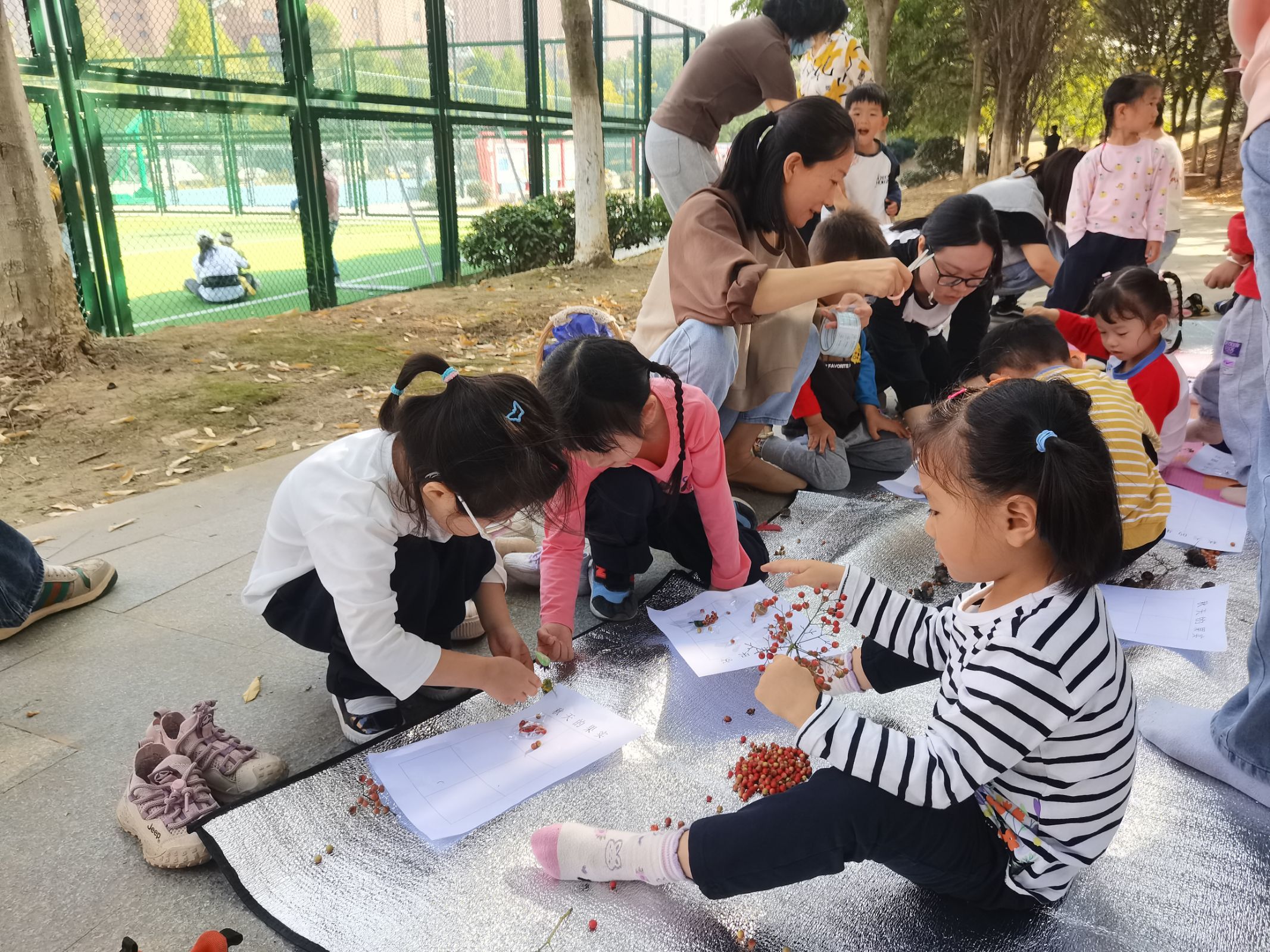 【生活燕幼·年级组动态】下庙分园：“走进公园，收集秋意”——小班组社区活动(1)_html_576f67a5.jpg
