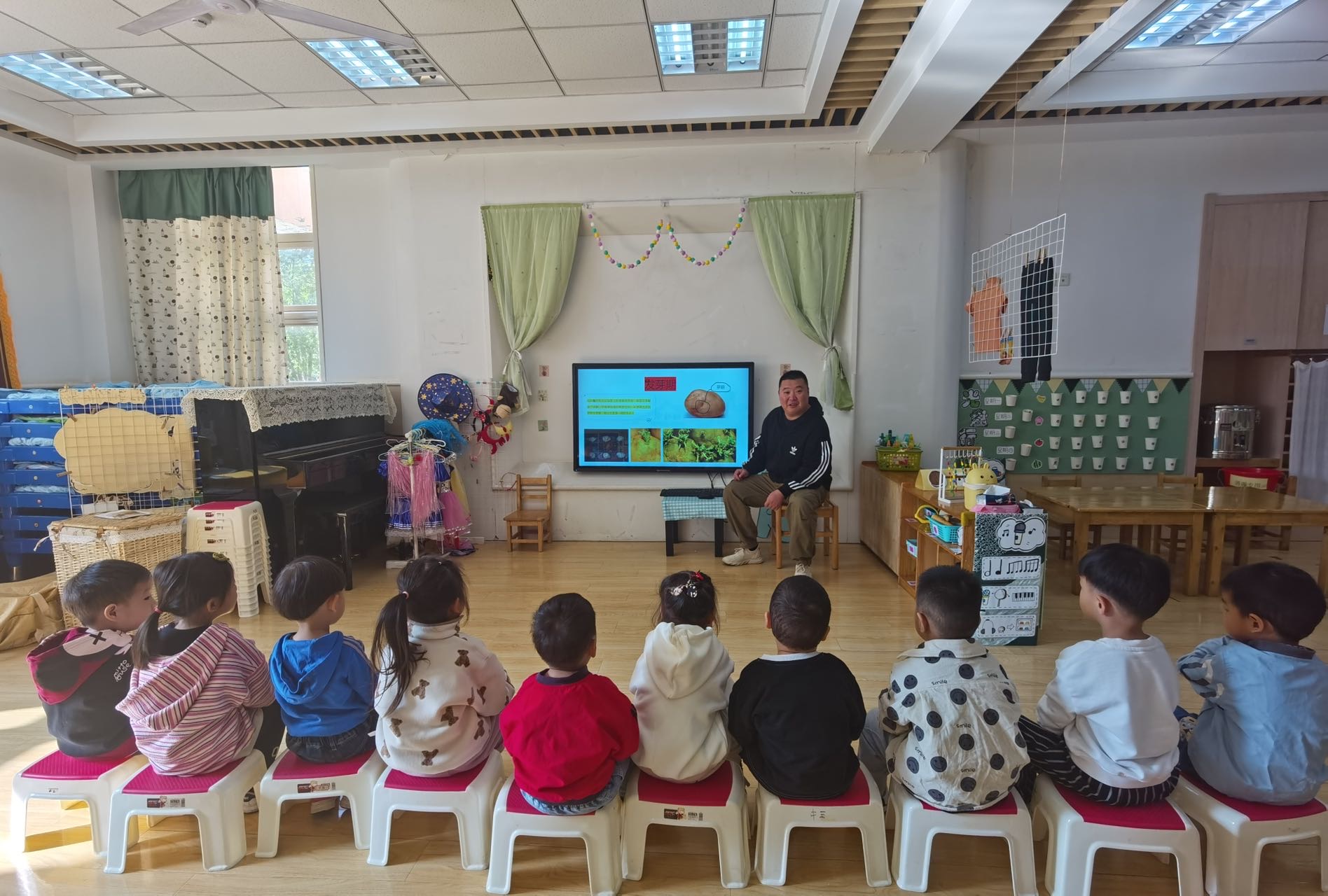 【生活燕幼·年级组动态】下庙分园：“拾秋季，探种植”——小班组种植团活动(1)_html_12cc9bd3.jpg