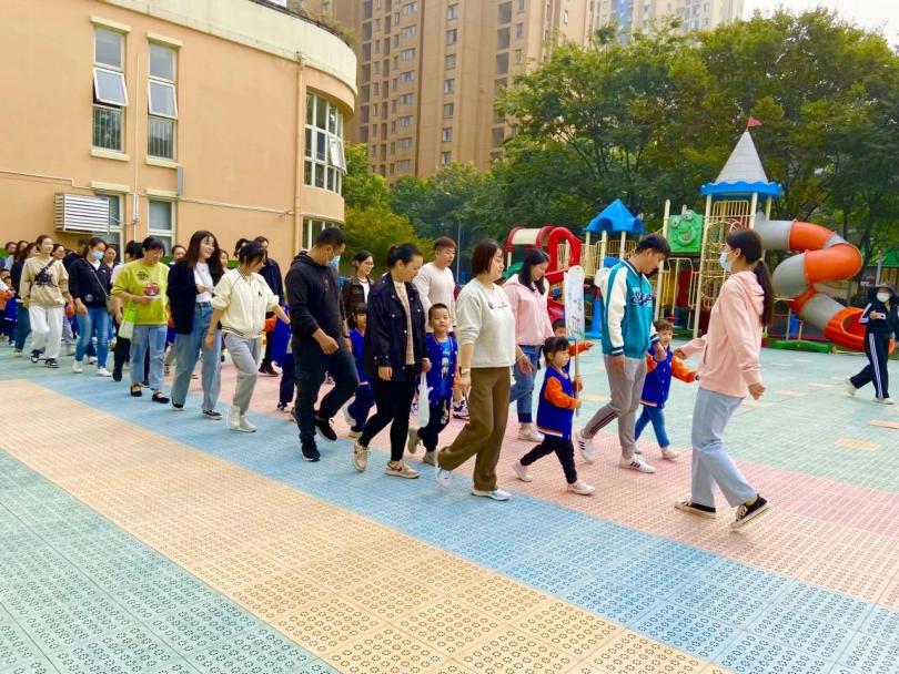 【生活燕幼·年级组动态】下庙分园：“大手牵小手，一起来运动”——中班半日开放暨亲子运动会活动_html_m7cf90c19.jpg