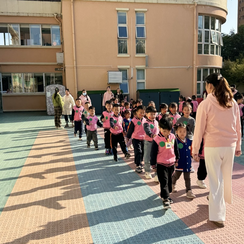 【生活燕幼·园区动态】下庙分园：“大手拉小手，运动迎园庆”——大带小运动会_html_m20509410.jpg