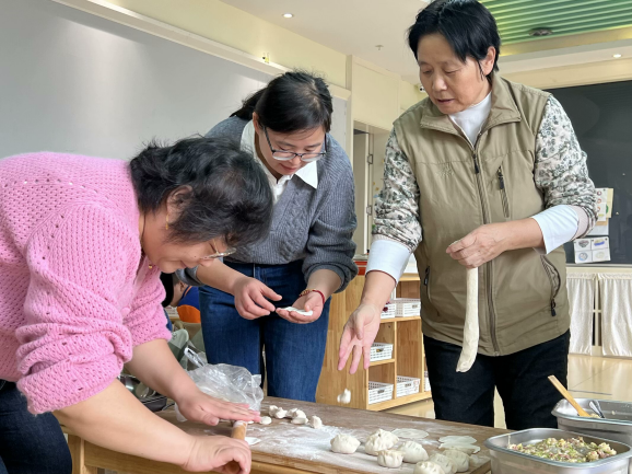 20250625 【生活燕幼·年级组动态】新城分园：家长“趣”课堂 携手“筑”成长】_html_53cdedf2.png