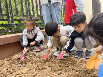 20250509【生活燕幼·园区动态】燕鸣苑分园：“‘劳’有所为 马上行‘动’”——劳动节活动_html_7bd7df9f.jpg