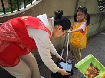 20250528【生活燕幼】“以爱驱碍，让爱启航”——燕子矶幼儿园助残月活动_html_52d8634b.jpg