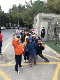 大班年级组社区活动新闻稿_html_7a779210.jpg