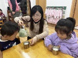 2023.3.24【生活燕幼·园区动态】燕幼中心园：春分时节到，春华春意浓——中一班春分节气活动_html_66c7b25.jpg