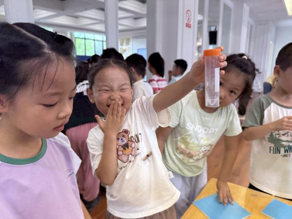 2025.9.17【生活燕幼&middot;园区动态】“昆虫密语”开讲！科学副园长带萌娃探秘微观大世界_html_2bf1f9f7.jpg