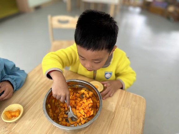 20241023  【生活燕幼&middot;园区动态】“霜降至，柿子红”——舌尖上的节气之霜降_html_280551c3.jpg