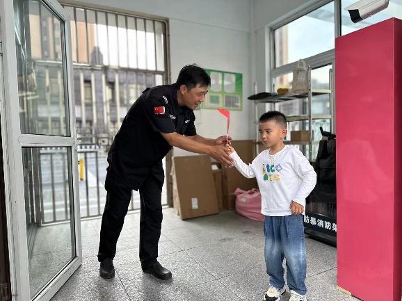 20241002  【生活燕幼&middot;园区动态】“稚趣迎国庆，童心向祖国”——国庆节系列活动_html_690d4646.jpg