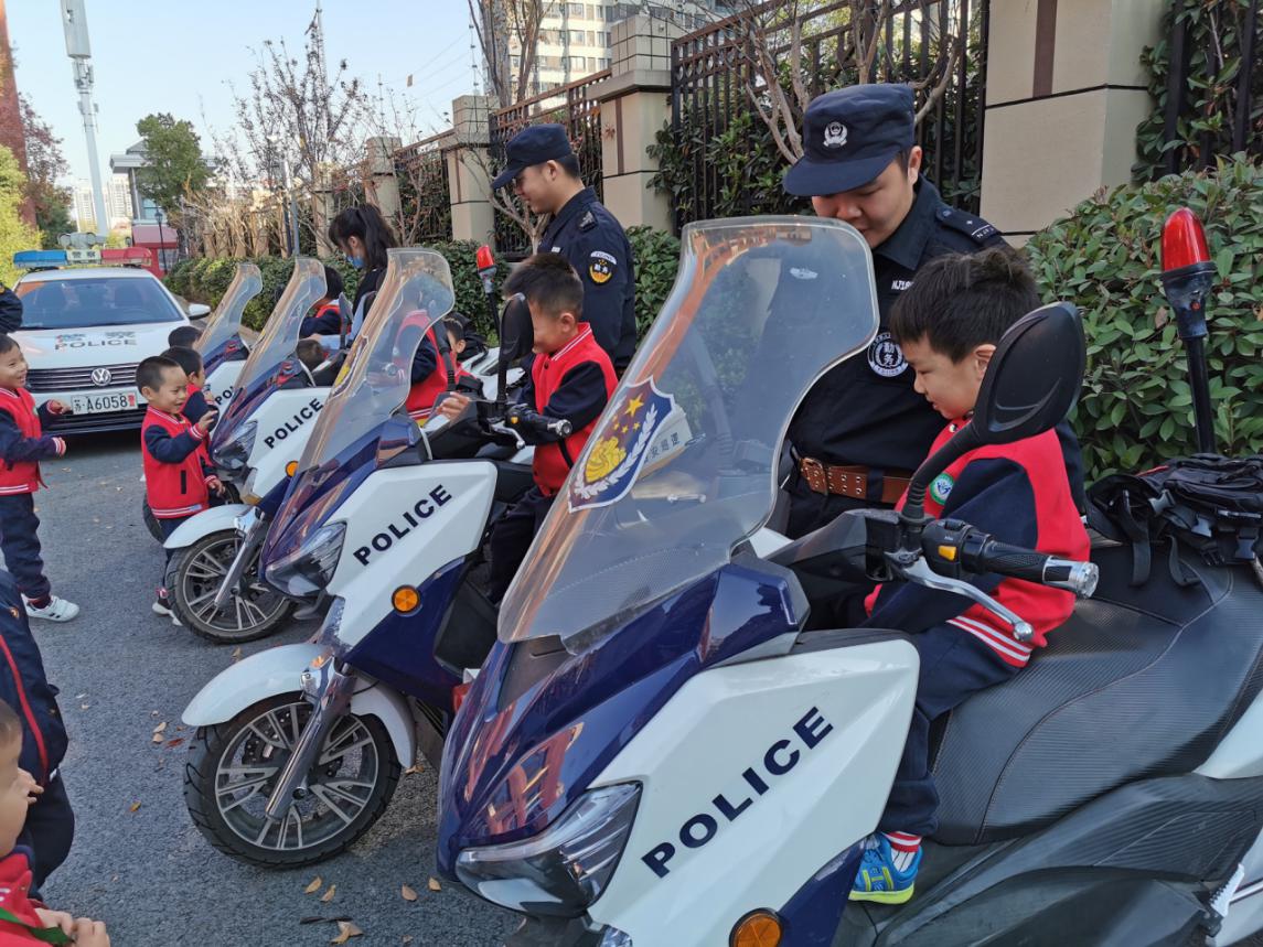 20201112新城警车进校园_html_m445f9e2b.jpg