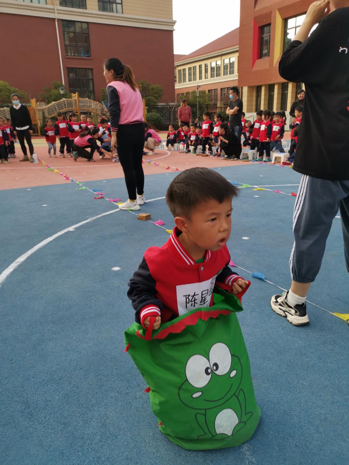 20201118【年级组动态】新城园区中班年级组运动会_html_m157f4ad.jpg