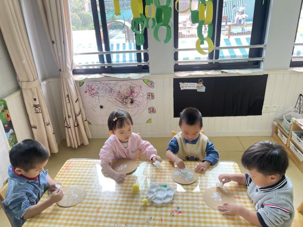 2024.10.8【园区动态】新城园区：袅袅凉风动，凄凄寒露零 ——小一班寒露节气活动_html_409a837.jpg