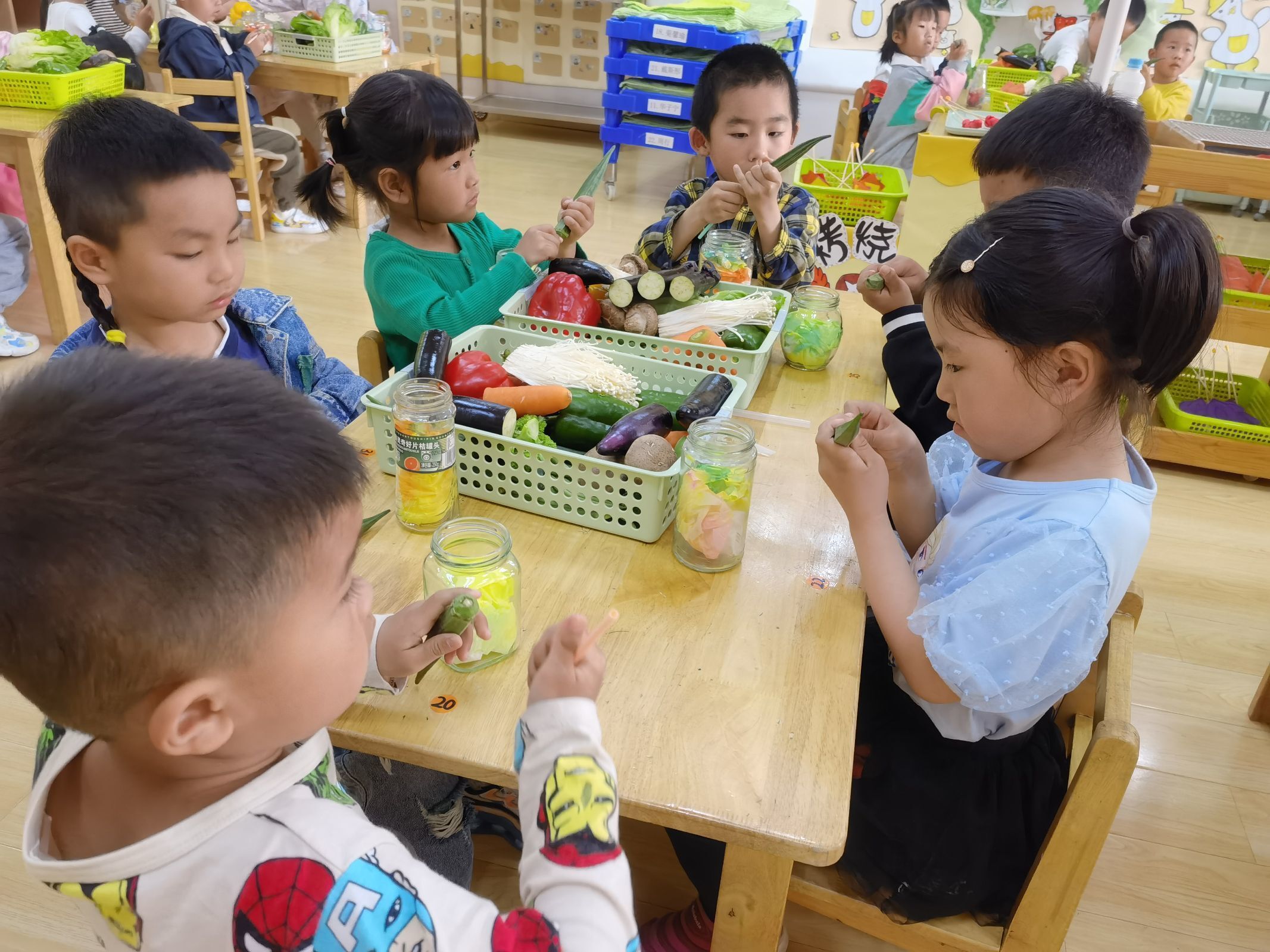 20230514【生活燕幼&middot;园区动态】下庙分园：花漾时光，爱意绽放——母亲节活动_html_m4c01f23b.jpg