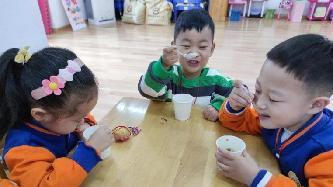 【生活燕幼·园区动态】燕幼中心园：“春意藏，立夏至”——小二班立夏节气活动_html_1de14e19.jpg