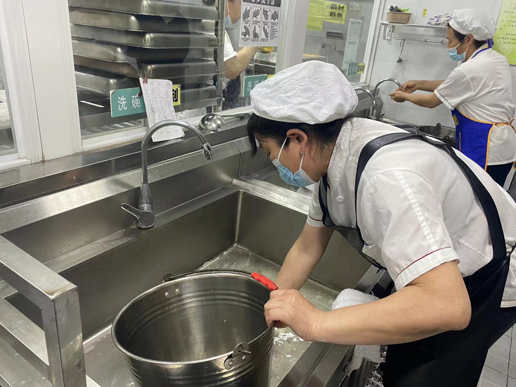 20230518【生活燕幼·安全第一】下庙分园：“亮技能，展风采”——食堂工作人员技能比赛_html_aa940b9.jpg