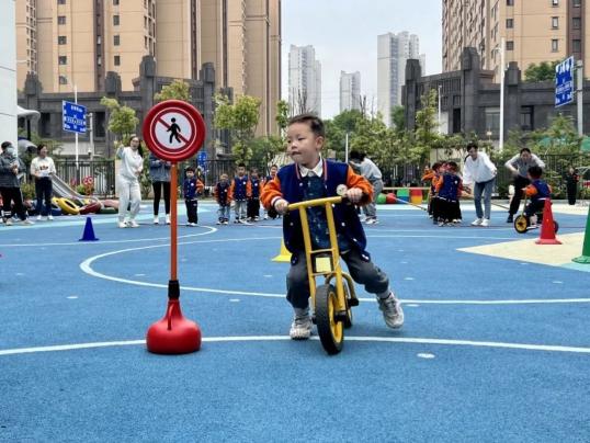 20230428 【生活燕幼·园区动态】燕鸣苑分园：我健康 我运动 我快乐——小班春季运动会活动_html_m34e99322.jpg