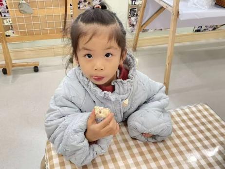 20241206【生活燕幼·园区动态】燕鸣苑分园萌娃迎大雪，巧手制“雪花”_html_m86f200a.jpg