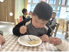 @20241220   【生活燕幼·园区动态】燕鸣苑分园：“温暖过冬至，快乐包饺子”——舌尖上的节气之冬至(2)_html_3e3052a4.png