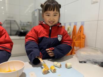 20241224【生活燕幼·园区动态】美好初冬 生日“童”聚——十二月“小桃子”集体生日会_html_25b21ec0.jpg