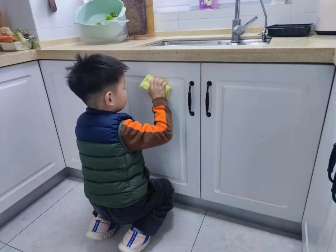 20240218【生活燕幼·园区动态】“新年齐动手，劳动乐无穷”——幼儿寒假日常生活劳动实践活动_html_4d8ca014.jpg