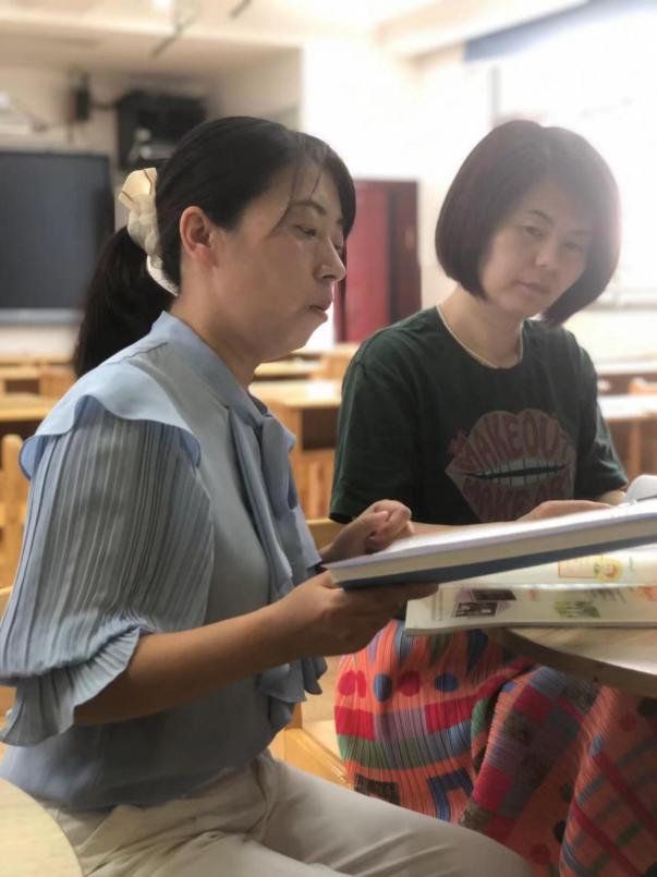 9.30---【养正颐小•教学】集体教研学课标，三尺讲台绽芳华_html_m7475aaa0.jpg