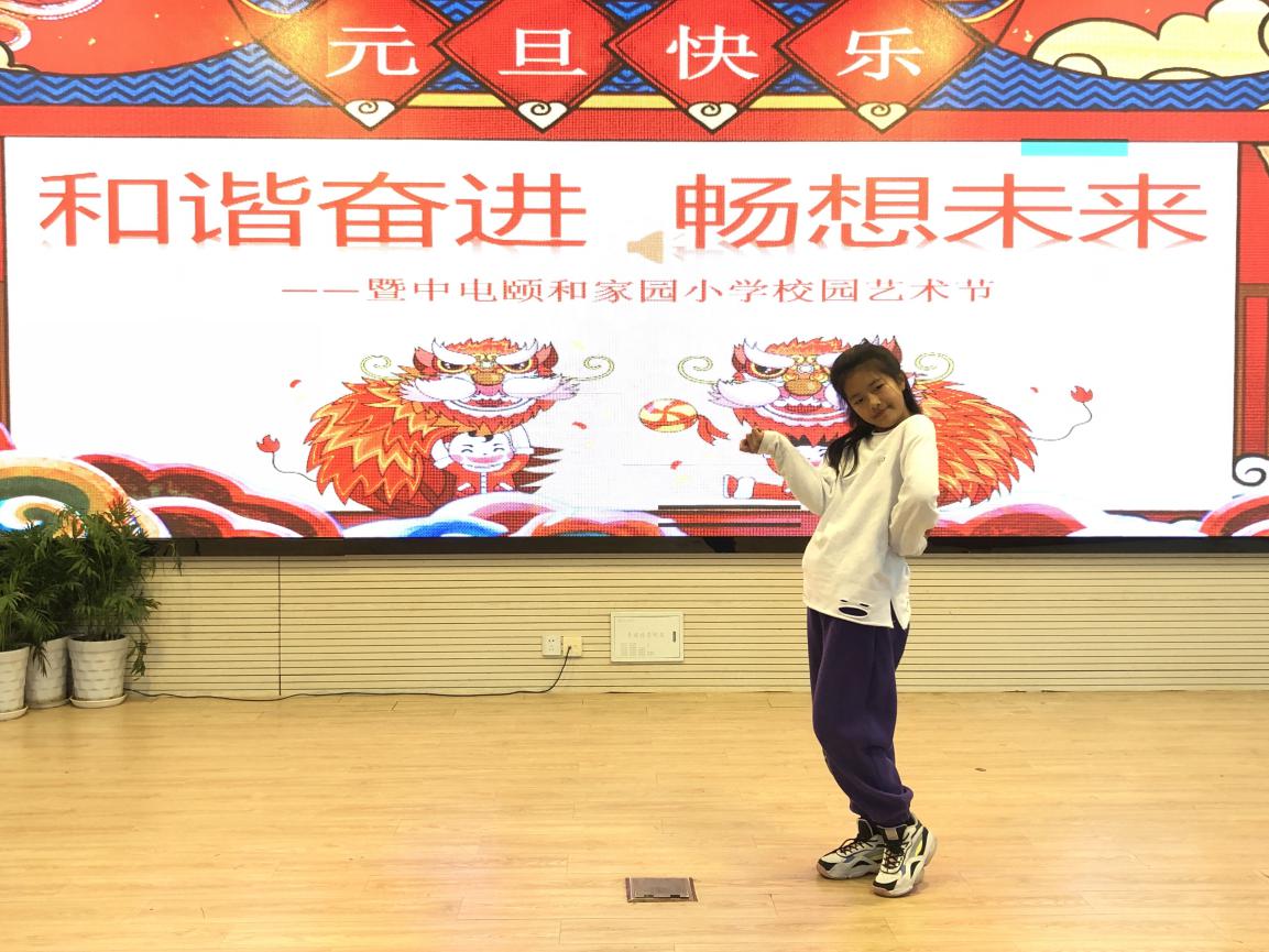 12.31“和谐奋进 畅想未来”元旦文艺汇演新闻报道_html_m5d50459e.jpg