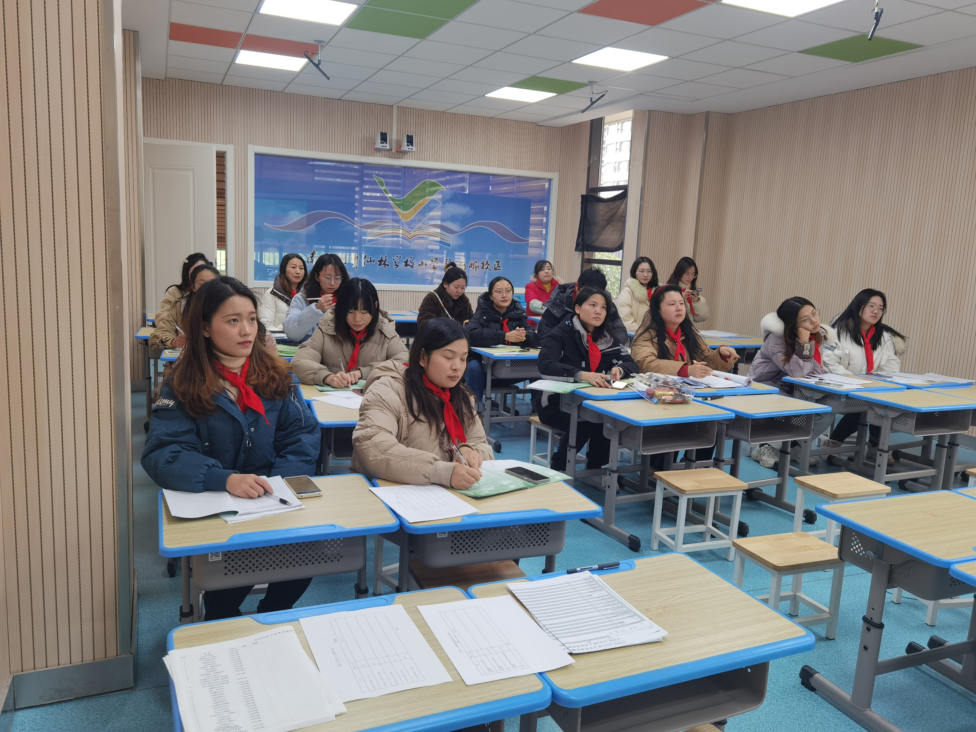 中队仪式活动新闻稿_html_m71aae2ef.jpg