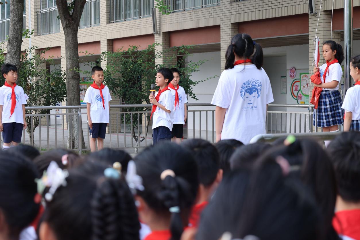 二7班升旗新闻稿(1)(1)_html_m41df7ad4.jpg