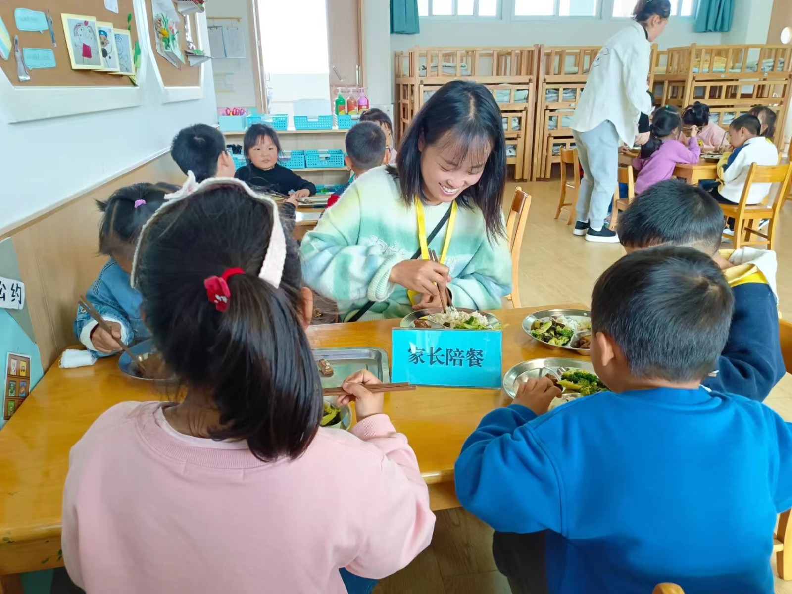 家长陪餐 (1).JPG