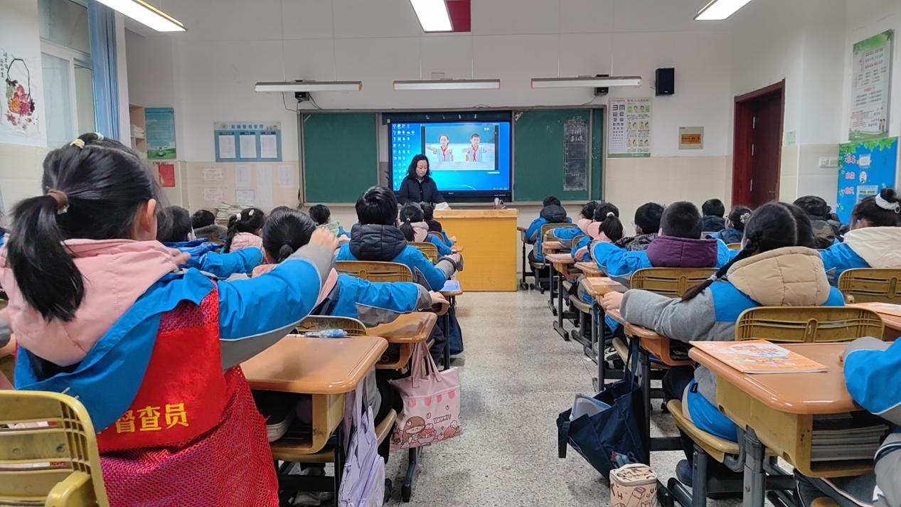 行政推门听课报道(1)_html_2c502bcb.jpg