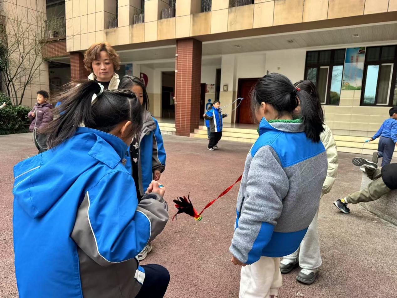 2025.3.4-柏雪-【大爱青秀&middot;德育】导师学子乐翻天 游戏互动绽欢颜_html_49d194b4.jpg
