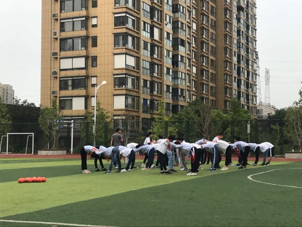 青秀城小学综合组体育校本研修简报 _html_4e32f072.jpg