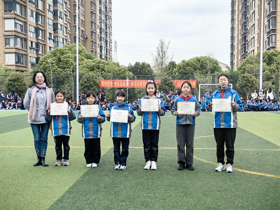 青春跃动绿茵 路队绽放风采——南京市青秀城小学第五届“校长杯”校园足球班级联赛开幕式暨“美丽路队”比赛_html_5edcba86.jpg