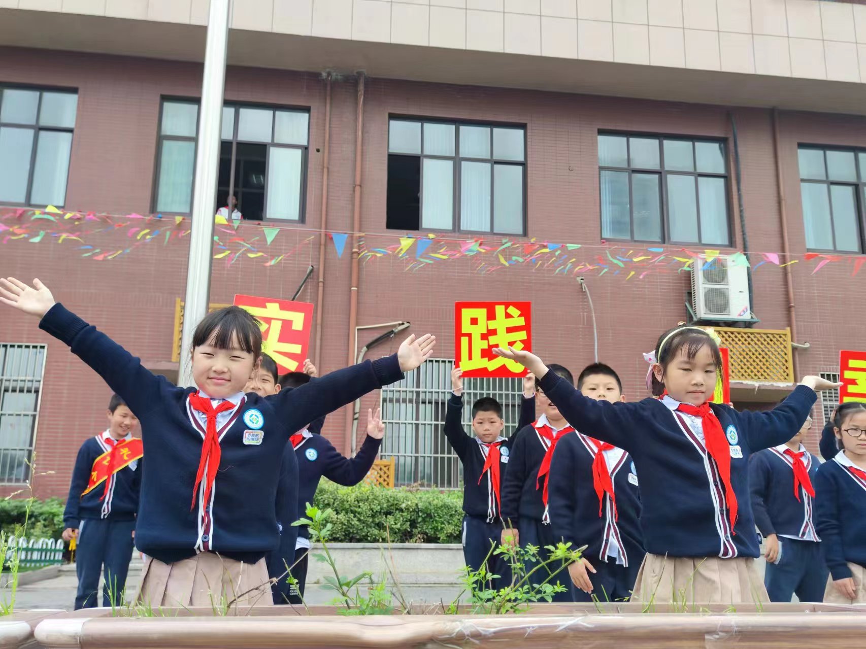 2024.4.29-王涵奕-二3劳动节升旗仪式_html_7deec43d.jpg